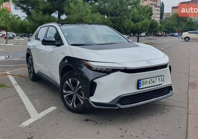 Белый Тойота bZ4X, объемом двигателя 0 л и пробегом 1 тыс. км за 28800 $, фото 1 на Automoto.ua