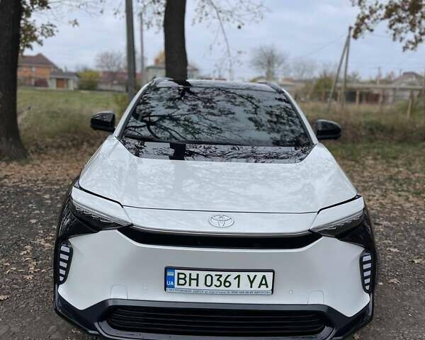 Белый Тойота bZ4X, объемом двигателя 0 л и пробегом 5 тыс. км за 29500 $, фото 1 на Automoto.ua
