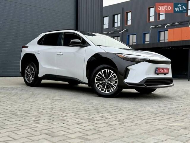 Белый Тойота bZ4X, объемом двигателя 0 л и пробегом 2 тыс. км за 27999 $, фото 1 на Automoto.ua