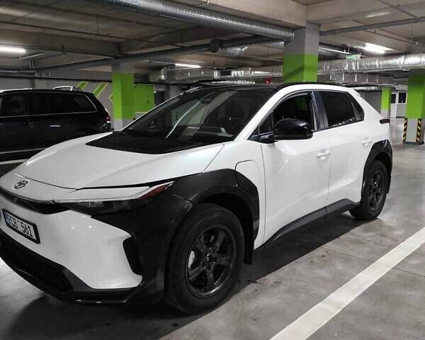 Білий Тойота bZ4X, об'ємом двигуна 0 л та пробігом 2 тис. км за 27500 $, фото 1 на Automoto.ua