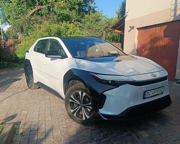 Белый Тойота bZ4X, объемом двигателя 0 л и пробегом 7 тыс. км за 26500 $, фото 1 на Automoto.ua