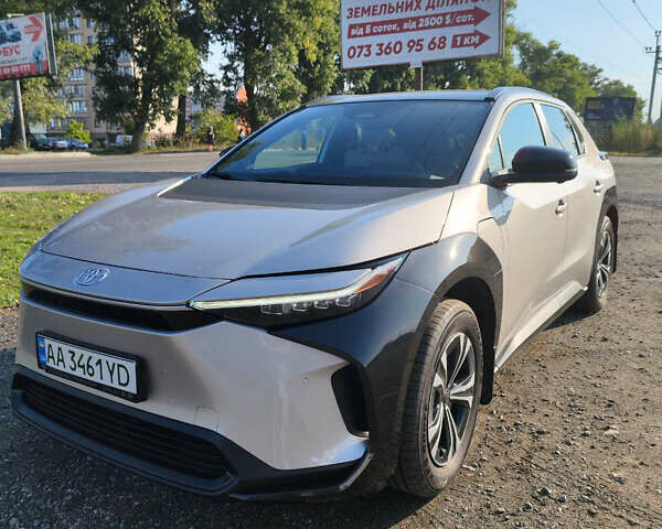 Серый Тойота bZ4X, объемом двигателя 0 л и пробегом 53 тыс. км за 27500 $, фото 1 на Automoto.ua