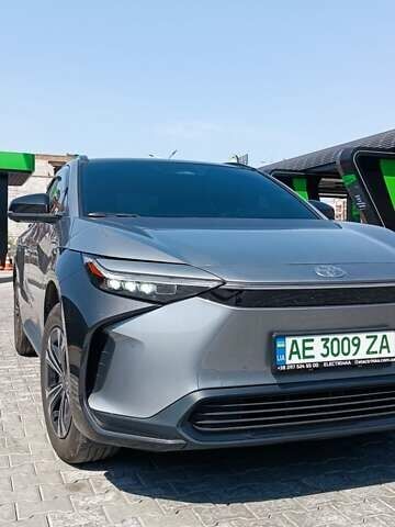 Сірий Тойота bZ4X, об'ємом двигуна 0 л та пробігом 65 тис. км за 21900 $, фото 1 на Automoto.ua
