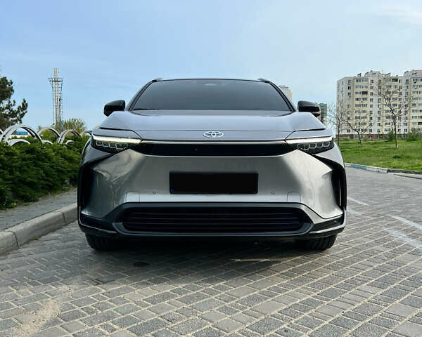 Серый Тойота bZ4X, объемом двигателя 0 л и пробегом 5 тыс. км за 26900 $, фото 1 на Automoto.ua