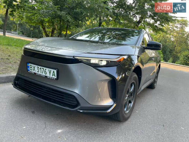 Сірий Тойота bZ4X, об'ємом двигуна 0 л та пробігом 5 тис. км за 30900 $, фото 1 на Automoto.ua