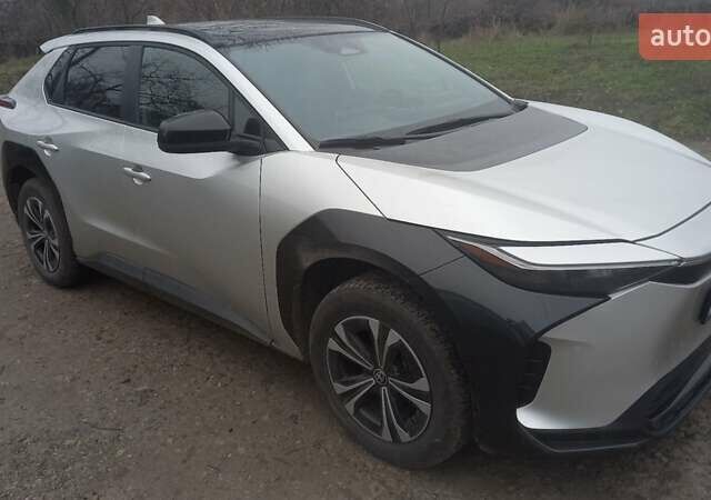 Серый Тойота bZ4X, объемом двигателя 0 л и пробегом 26 тыс. км за 23800 $, фото 1 на Automoto.ua