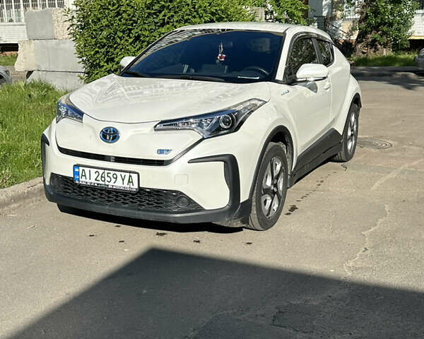 Белый Тойота C-HR EV, объемом двигателя 0 л и пробегом 28 тыс. км за 17900 $, фото 1 на Automoto.ua