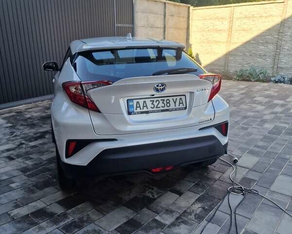 Белый Тойота C-HR EV, объемом двигателя 0 л и пробегом 72 тыс. км за 19000 $, фото 1 на Automoto.ua