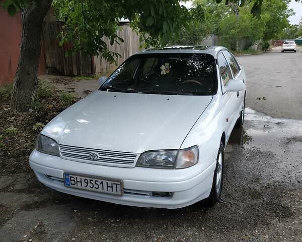 Белый Тойота Carina E, объемом двигателя 1.6 л и пробегом 500 тыс. км за 2200 $, фото 1 на Automoto.ua