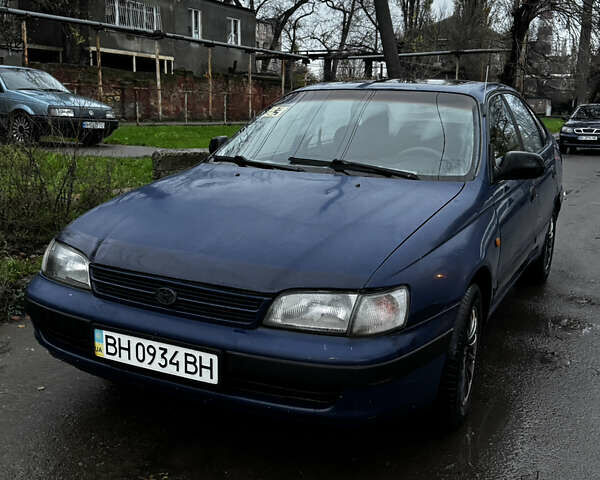Синій Тойота Carina E, об'ємом двигуна 2 л та пробігом 188 тис. км за 1750 $, фото 1 на Automoto.ua