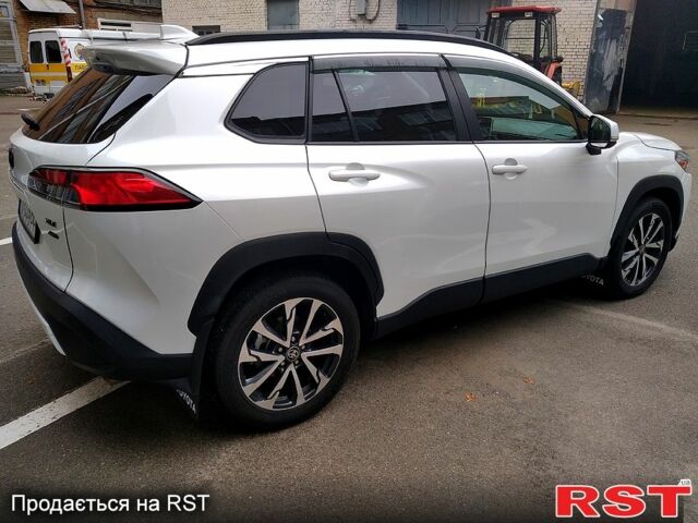 Белый Тойота Corolla Cross, объемом двигателя 2 л и пробегом 101 тыс. км за 26500 $, фото 1 на Automoto.ua