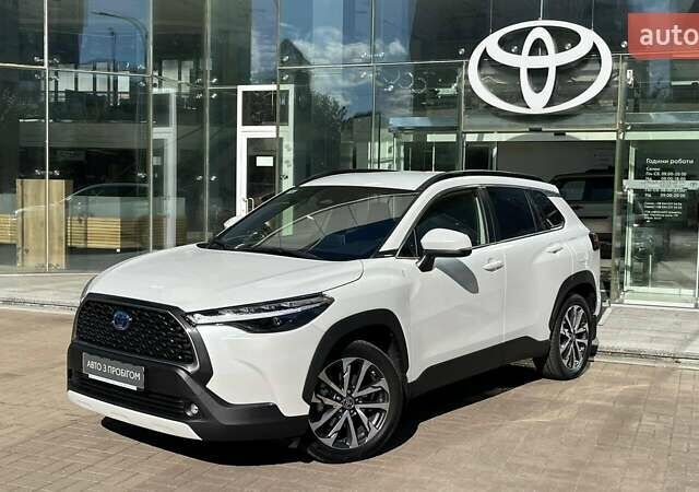 Белый Тойота Corolla Cross, объемом двигателя 2 л и пробегом 17 тыс. км за 36749 $, фото 1 на Automoto.ua