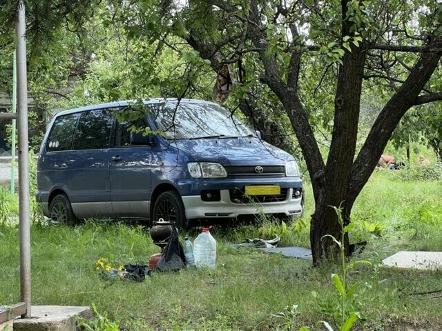 Синий Тойота Noah, объемом двигателя 0 л и пробегом 300 тыс. км за 220000 $, фото 1 на Automoto.ua