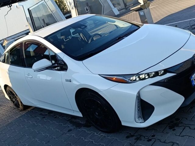 Белый Тойота Prius Prime, объемом двигателя 1.8 л и пробегом 330 тыс. км за 16999 $, фото 1 на Automoto.ua