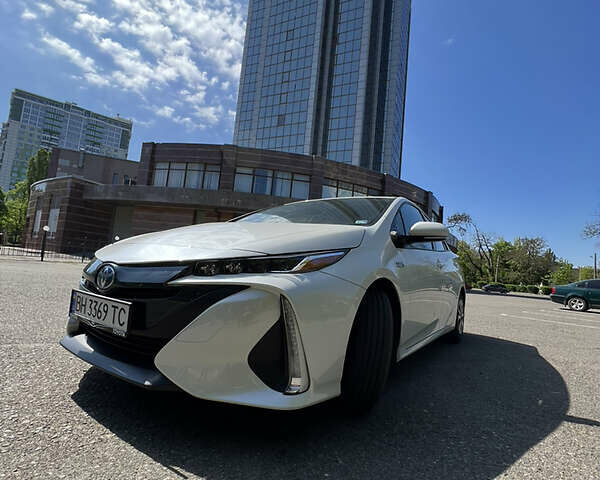 Тойота Prius Prime, объемом двигателя 1.8 л и пробегом 237 тыс. км за 23200 $, фото 1 на Automoto.ua