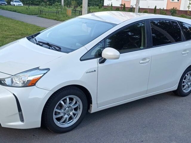 Белый Тойота Prius v, объемом двигателя 1.8 л и пробегом 390 тыс. км за 13200 $, фото 1 на Automoto.ua