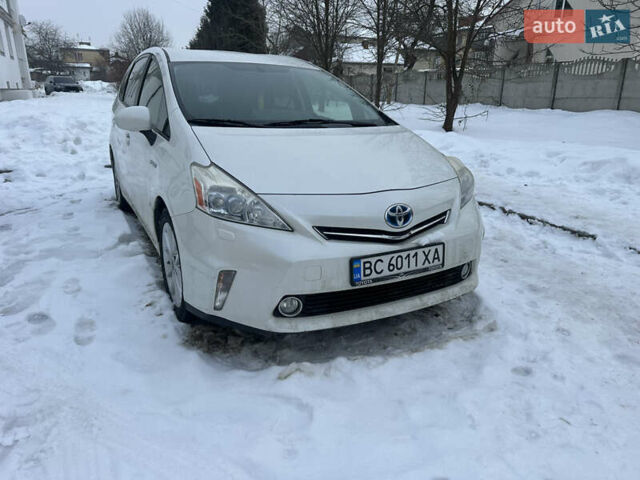 Белый Тойота Prius v, объемом двигателя 1.8 л и пробегом 150 тыс. км за 13800 $, фото 1 на Automoto.ua