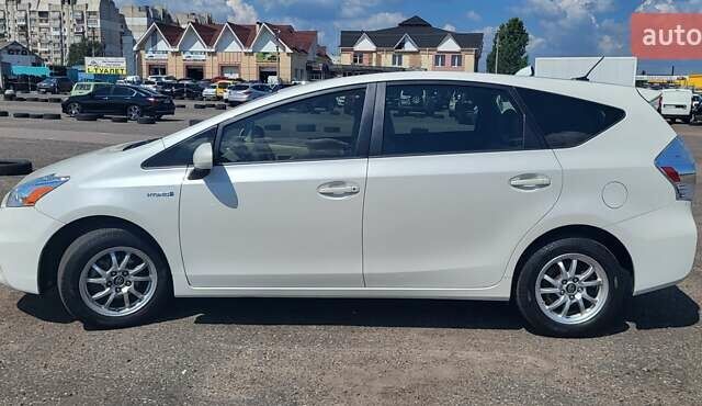 Белый Тойота Prius v, объемом двигателя 1.8 л и пробегом 230 тыс. км за 13600 $, фото 1 на Automoto.ua