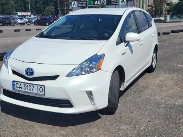 Белый Тойота Prius v, объемом двигателя 1.8 л и пробегом 230 тыс. км за 12000 $, фото 1 на Automoto.ua