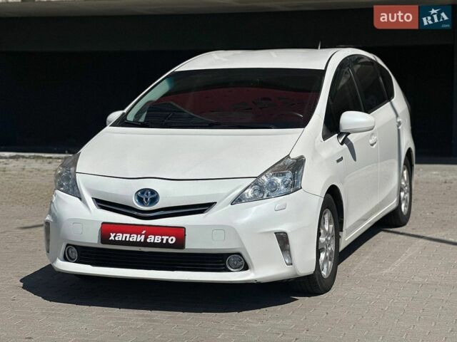 Білий Тойота Prius v, об'ємом двигуна 1.8 л та пробігом 234 тис. км за 11000 $, фото 1 на Automoto.ua