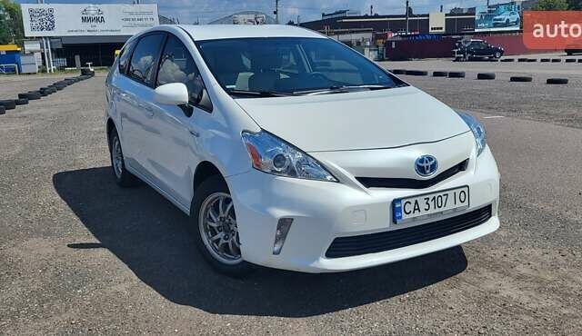 Белый Тойота Prius v, объемом двигателя 1.8 л и пробегом 230 тыс. км за 13500 $, фото 1 на Automoto.ua