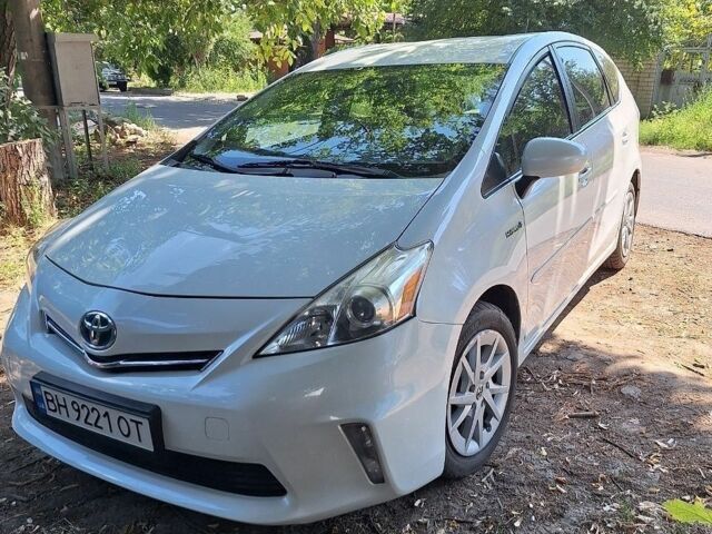 Білий Тойота Prius v, об'ємом двигуна 1.8 л та пробігом 218 тис. км за 12500 $, фото 1 на Automoto.ua