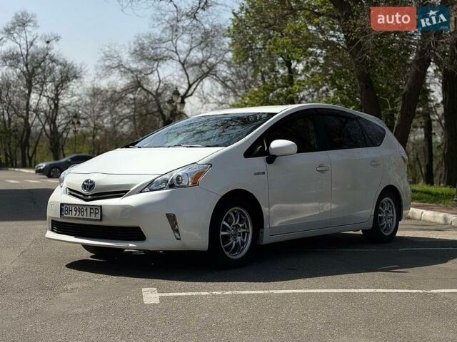 Белый Тойота Prius v, объемом двигателя 1.8 л и пробегом 337 тыс. км за 10300 $, фото 1 на Automoto.ua