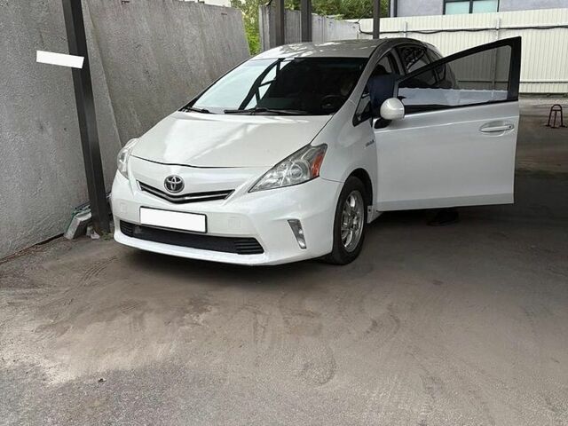 Білий Тойота Prius v, об'ємом двигуна 1.8 л та пробігом 410 тис. км за 9999 $, фото 1 на Automoto.ua