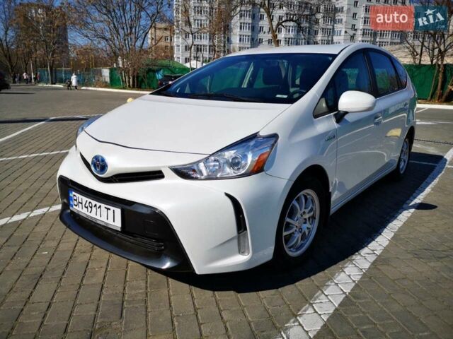 Білий Тойота Prius v, об'ємом двигуна 1.8 л та пробігом 194 тис. км за 18200 $, фото 1 на Automoto.ua