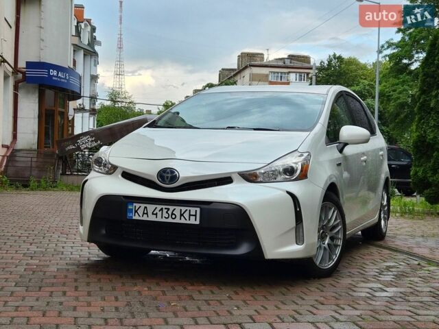 Белый Тойота Prius v, объемом двигателя 1.8 л и пробегом 209 тыс. км за 12900 $, фото 1 на Automoto.ua