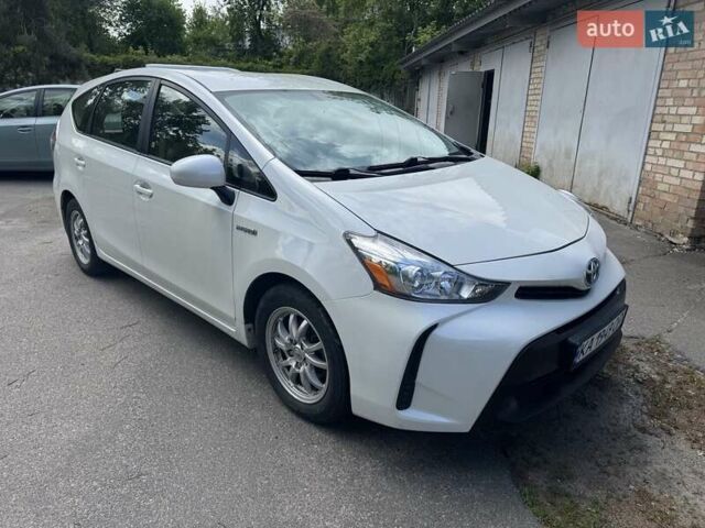 Белый Тойота Prius v, объемом двигателя 1.8 л и пробегом 170 тыс. км за 13450 $, фото 1 на Automoto.ua
