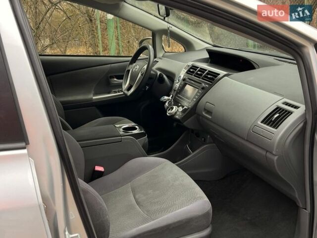 Серый Тойота Prius v, объемом двигателя 1.8 л и пробегом 267 тыс. км за 10300 $, фото 1 на Automoto.ua