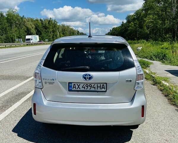 Серый Тойота Prius v, объемом двигателя 1.8 л и пробегом 220 тыс. км за 12699 $, фото 1 на Automoto.ua