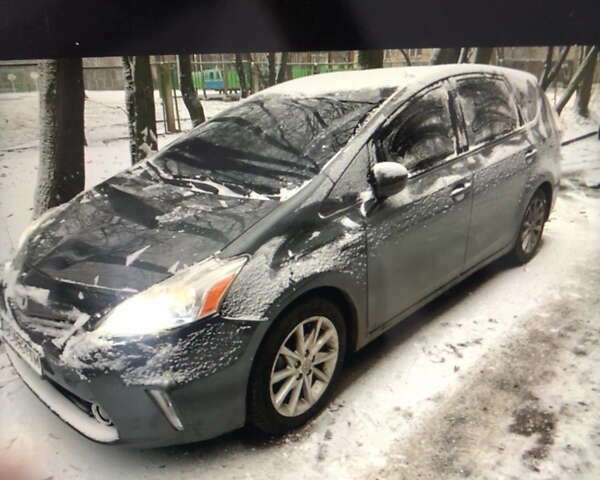 Серый Тойота Prius v, объемом двигателя 1.8 л и пробегом 321 тыс. км за 11999 $, фото 1 на Automoto.ua