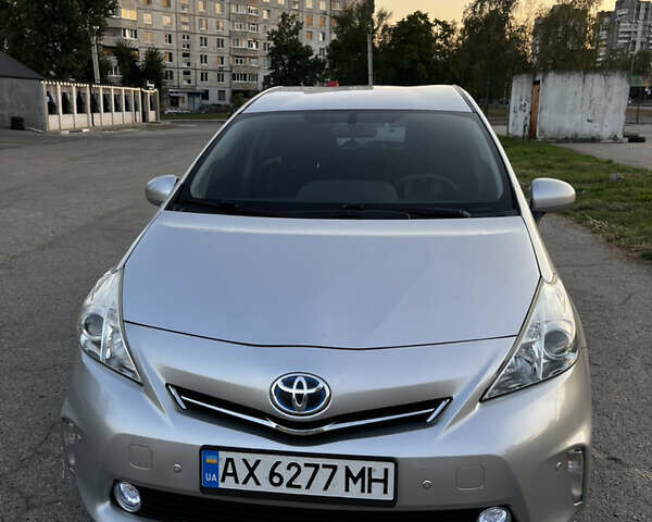 Серый Тойота Prius v, объемом двигателя 1.8 л и пробегом 240 тыс. км за 12000 $, фото 1 на Automoto.ua