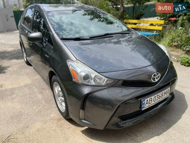 Серый Тойота Prius v, объемом двигателя 1.8 л и пробегом 252 тыс. км за 15999 $, фото 1 на Automoto.ua