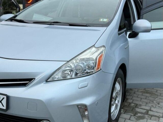 Синий Тойота Prius v, объемом двигателя 1.8 л и пробегом 258 тыс. км за 12000 $, фото 1 на Automoto.ua