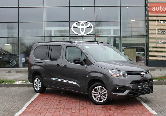 Серый Тойота Proace City Verso, объемом двигателя 1.5 л и пробегом 37 тыс. км за 29500 $, фото 1 на Automoto.ua