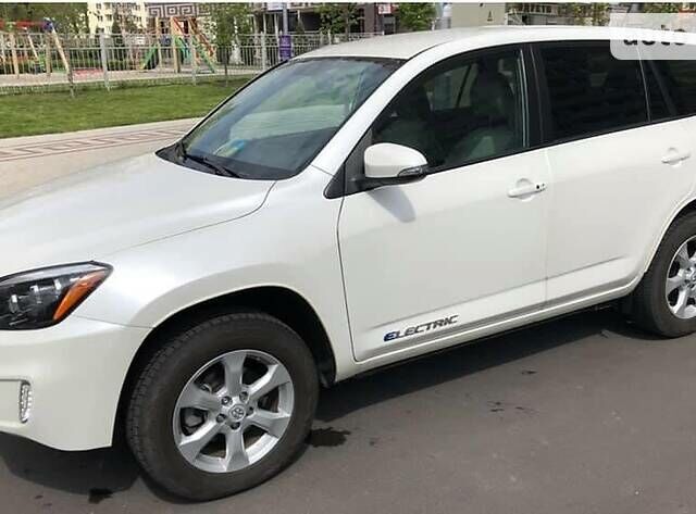 Белый Тойота RAV4 EV, объемом двигателя 0 л и пробегом 98 тыс. км за 15999 $, фото 1 на Automoto.ua