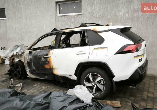 Белый Тойота RAV4 PHEV, объемом двигателя 2.49 л и пробегом 100 тыс. км за 6000 $, фото 1 на Automoto.ua