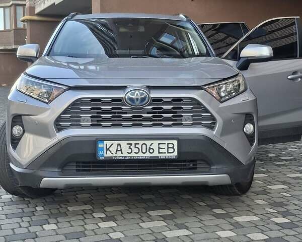 Серый Тойота RAV4 PHEV, объемом двигателя 2.5 л и пробегом 60 тыс. км за 37000 $, фото 1 на Automoto.ua