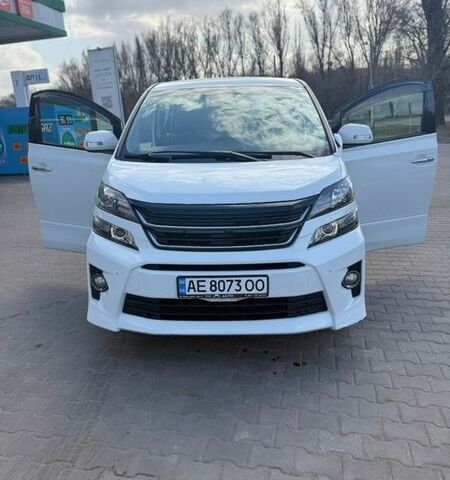 Белый Тойота Веллфаир, объемом двигателя 2.4 л и пробегом 107 тыс. км за 18000 $, фото 1 на Automoto.ua