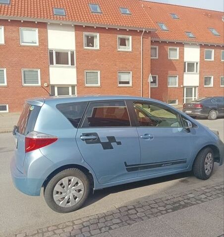 Синий Тойота Verso-S, объемом двигателя 1.3 л и пробегом 115 тыс. км за 7500 $, фото 1 на Automoto.ua