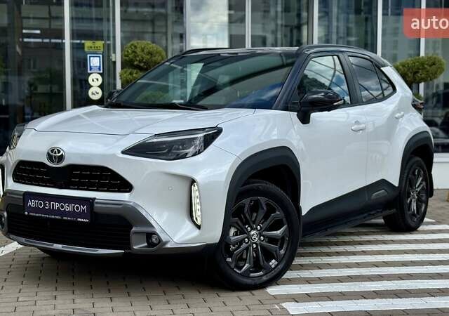 Белый Тойота Yaris Cross, объемом двигателя 1.49 л и пробегом 2 тыс. км за 33204 $, фото 1 на Automoto.ua