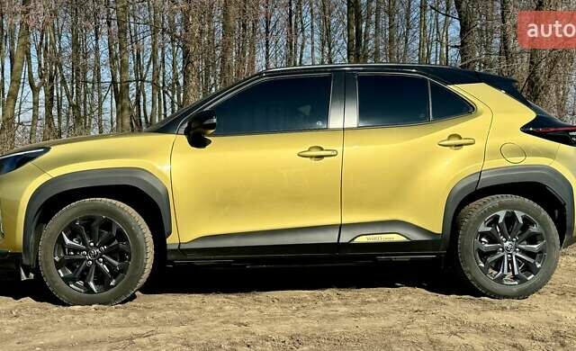 Желтый Тойота Yaris Cross, объемом двигателя 1.49 л и пробегом 9 тыс. км за 26999 $, фото 1 на Automoto.ua