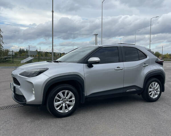 Серый Тойота Yaris Cross, объемом двигателя 1.49 л и пробегом 47 тыс. км за 24000 $, фото 1 на Automoto.ua