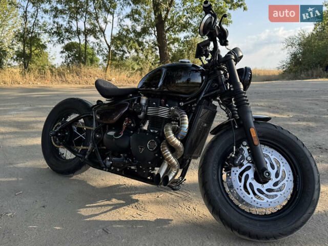 Черный Триумф Bobber, объемом двигателя 1.2 л и пробегом 5 тыс. км за 20000 $, фото 1 на Automoto.ua