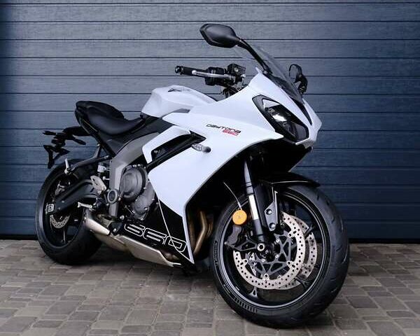 Белый Триумф Daytona 660, объемом двигателя 0.66 л и пробегом 1 тыс. км за 11500 $, фото 1 на Automoto.ua