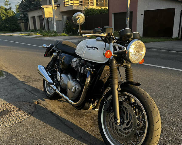 Белый Триумф Thruxton, объемом двигателя 1.2 л и пробегом 22 тыс. км за 12000 $, фото 1 на Automoto.ua