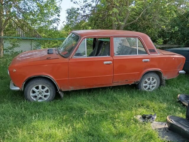 Красный ВАЗ 2101, объемом двигателя 1 л и пробегом 26 тыс. км за 500 $, фото 1 на Automoto.ua